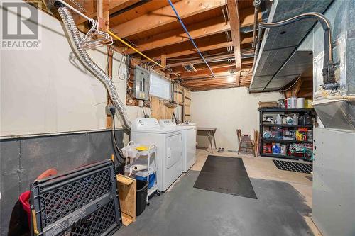 1025 Frost Avenue, Sarnia, ON - Indoor Photo Showing Laundry Room