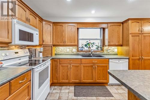 20 Crusoe Place, Ingersoll, ON - Indoor Photo Showing Kitchen With Double Sink