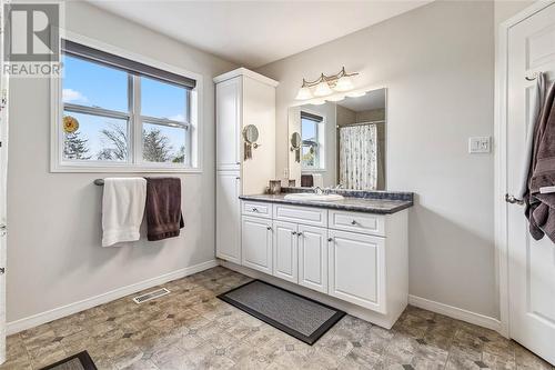 20 Crusoe Place, Ingersoll, ON - Indoor Photo Showing Bathroom