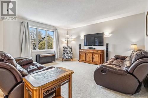 20 Crusoe Place, Ingersoll, ON - Indoor Photo Showing Living Room