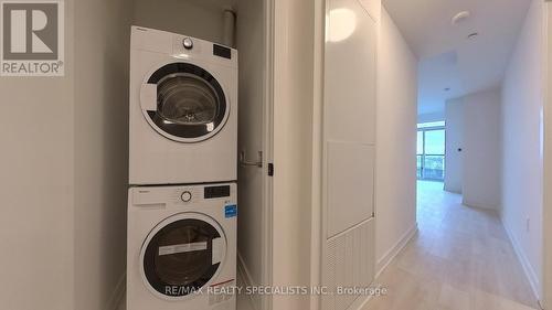 1701 - 127 Broadway Avenue S, Toronto, ON - Indoor Photo Showing Laundry Room