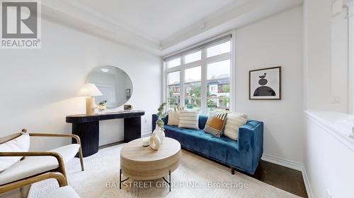 202 Paradelle Drive, Richmond Hill, ON - Indoor Photo Showing Living Room