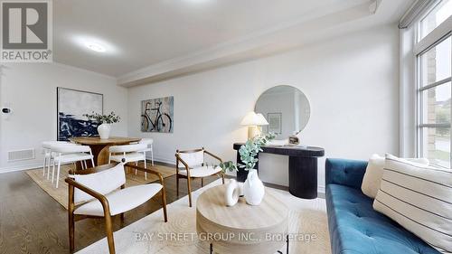 202 Paradelle Drive, Richmond Hill, ON - Indoor Photo Showing Living Room