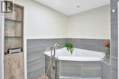 3106 Viola Crescent, Windsor, ON - Indoor Photo Showing Bathroom