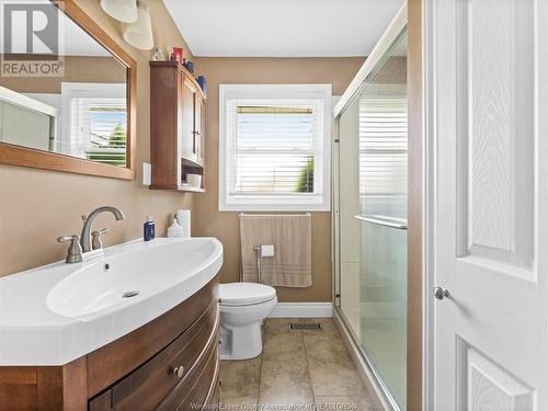 814 Watson Avenue, Windsor, ON - Indoor Photo Showing Bathroom