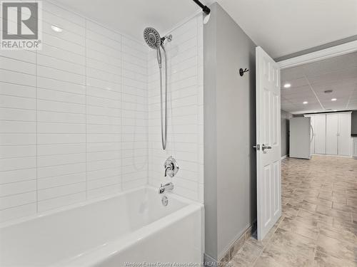 814 Watson Avenue, Windsor, ON - Indoor Photo Showing Bathroom