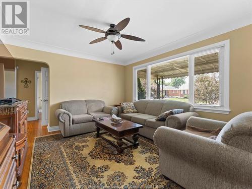 814 Watson Avenue, Windsor, ON - Indoor Photo Showing Living Room