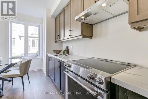 48 Sambro Lane, Whitchurch-Stouffville, ON - Indoor Photo Showing Kitchen With Upgraded Kitchen