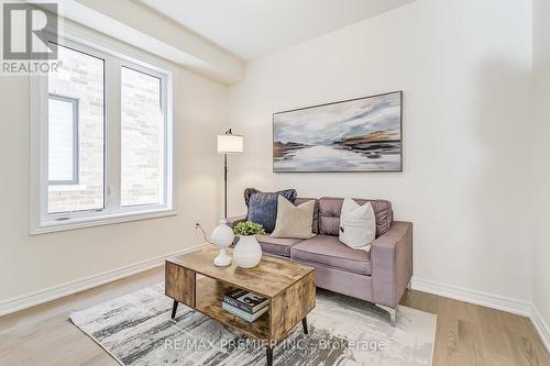 48 Sambro Lane, Whitchurch-Stouffville, ON - Indoor Photo Showing Living Room