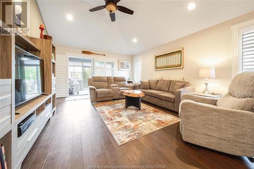 1137 Kassas Street, Lasalle, ON - Indoor Photo Showing Living Room