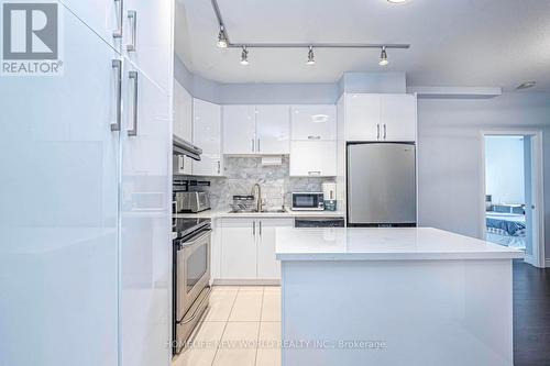 105 - 39 Galleria Parkway, Markham, ON - Indoor Photo Showing Kitchen With Upgraded Kitchen