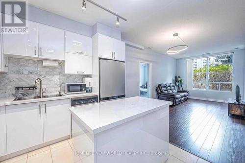 105 - 39 Galleria Parkway, Markham, ON - Indoor Photo Showing Kitchen With Double Sink With Upgraded Kitchen