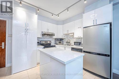 105 - 39 Galleria Parkway, Markham, ON - Indoor Photo Showing Kitchen With Upgraded Kitchen