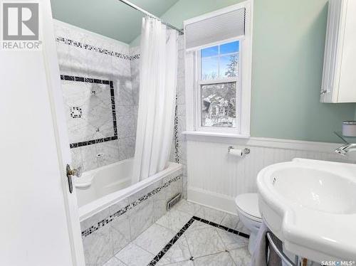 2525 Garnet Street, Regina, SK - Indoor Photo Showing Bathroom