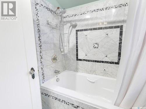 2525 Garnet Street, Regina, SK - Indoor Photo Showing Bathroom