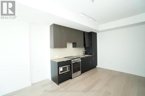 5212 - 3883 Quartz Road, Mississauga, ON - Indoor Photo Showing Kitchen