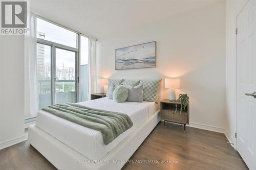 305 - 3504 Hurontario Street, Mississauga, ON - Indoor Photo Showing Bedroom