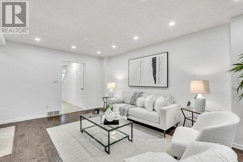 2 - 524 Beechwood Drive E, Waterloo, ON - Indoor Photo Showing Living Room