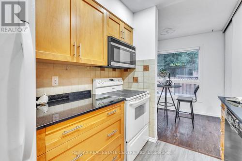 2 - 524 Beechwood Drive E, Waterloo, ON - Indoor Photo Showing Kitchen