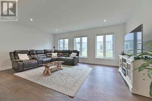 75 Monarch Woods Drive, Kitchener, ON - Indoor Photo Showing Living Room