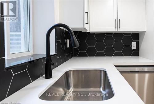 2 - 189 East 31St Street, Hamilton, ON - Indoor Photo Showing Kitchen With Double Sink