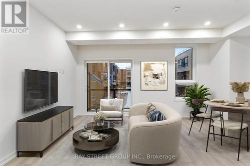 18 - 22 Lytham Green Circle, Newmarket, ON - Indoor Photo Showing Living Room