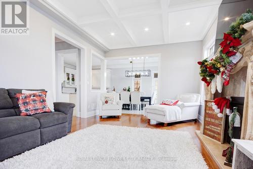 25 Belladonna Circle, Brampton, ON - Indoor Photo Showing Living Room