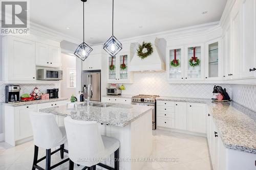 25 Belladonna Circle, Brampton, ON - Indoor Photo Showing Kitchen With Double Sink With Upgraded Kitchen