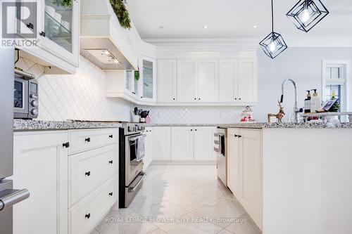 25 Belladonna Circle, Brampton, ON - Indoor Photo Showing Kitchen With Upgraded Kitchen