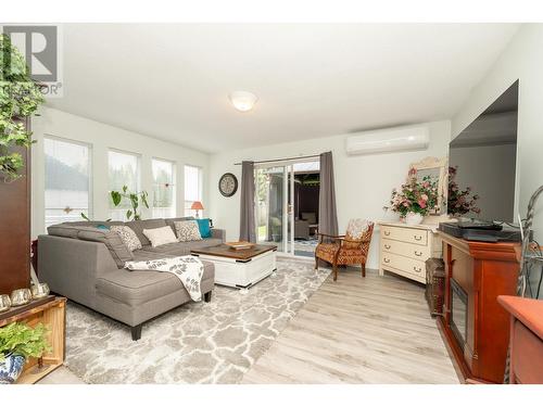 20225 Lorne Avenue, Maple Ridge, BC - Indoor Photo Showing Living Room