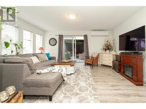 20225 Lorne Avenue, Maple Ridge, BC - Indoor Photo Showing Living Room