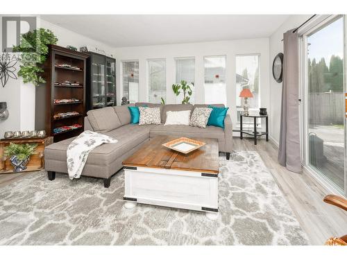 20225 Lorne Avenue, Maple Ridge, BC - Indoor Photo Showing Living Room