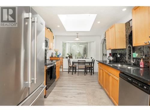 20225 Lorne Avenue, Maple Ridge, BC - Indoor Photo Showing Kitchen With Double Sink