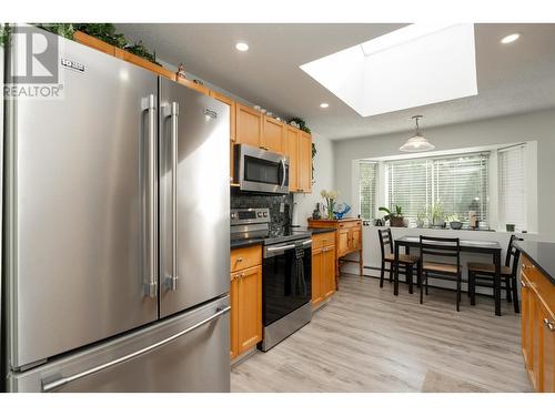 20225 Lorne Avenue, Maple Ridge, BC - Indoor Photo Showing Kitchen