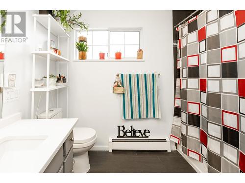 20225 Lorne Avenue, Maple Ridge, BC - Indoor Photo Showing Bathroom