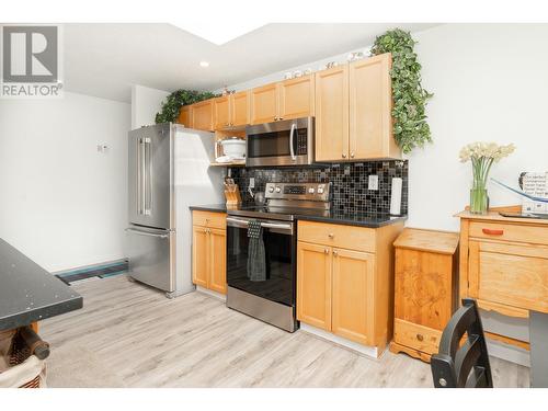 20225 Lorne Avenue, Maple Ridge, BC - Indoor Photo Showing Kitchen