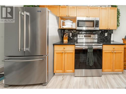 20225 Lorne Avenue, Maple Ridge, BC - Indoor Photo Showing Kitchen