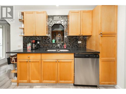 20225 Lorne Avenue, Maple Ridge, BC - Indoor Photo Showing Kitchen With Double Sink