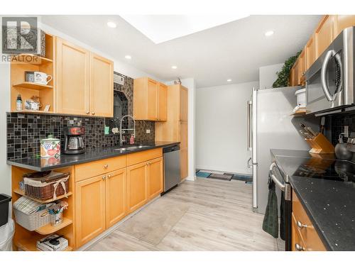 20225 Lorne Avenue, Maple Ridge, BC - Indoor Photo Showing Kitchen