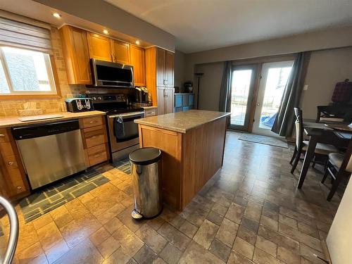 197 Bluewater Crescent, Winnipeg, MB - Indoor Photo Showing Kitchen With Stainless Steel Kitchen