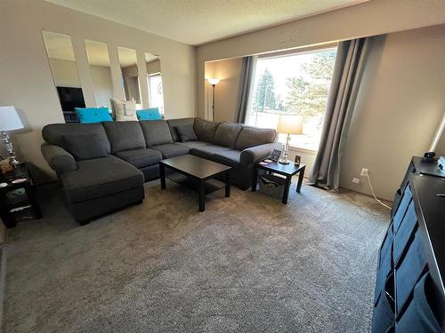 197 Bluewater Crescent, Winnipeg, MB - Indoor Photo Showing Living Room