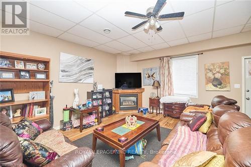 639 King Street, Welland (773 - Lincoln/Crowland), ON - Indoor Photo Showing Living Room With Fireplace