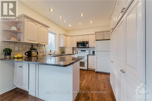 2 Kinmount Private, Ottawa, ON - Indoor Photo Showing Kitchen