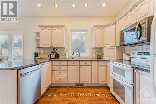 2 Kinmount Private, Ottawa, ON - Indoor Photo Showing Kitchen