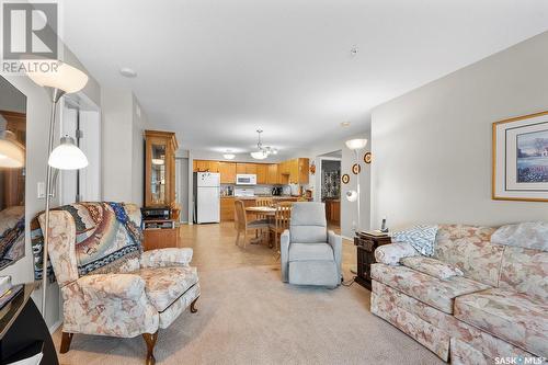 111 215 Smith Street N, Regina, SK - Indoor Photo Showing Living Room