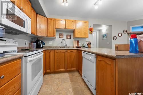 111 215 Smith Street N, Regina, SK - Indoor Photo Showing Kitchen