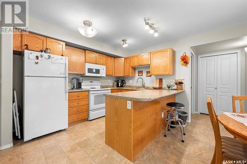 111 215 Smith Street N, Regina, SK - Indoor Photo Showing Kitchen