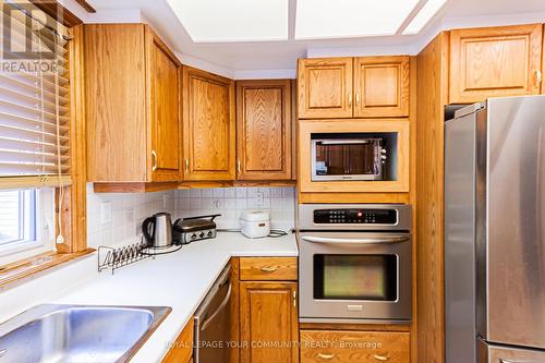 19 Westwood (Upper) Lane, Richmond Hill, ON - Indoor Photo Showing Kitchen