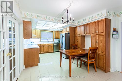 19 Westwood (Upper) Lane, Richmond Hill, ON - Indoor Photo Showing Kitchen