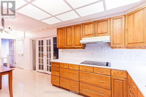 19 Westwood (Upper) Lane, Richmond Hill, ON - Indoor Photo Showing Kitchen